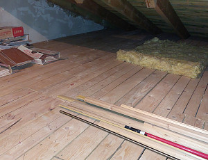 Zateplení trámového stropu rodinného domu pomocí foukané izolace